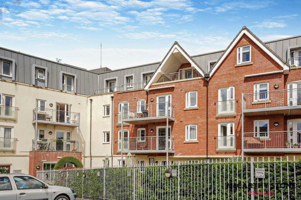 2 bedroom apartment for sale in Macaulay Road, Broadstone, Dorset, BH18