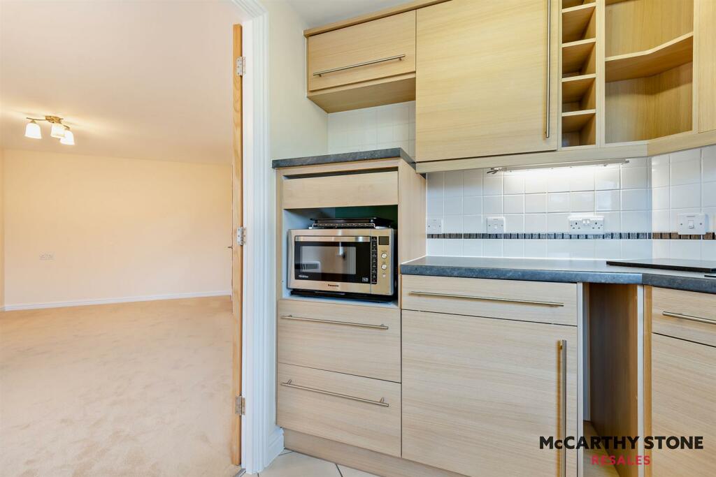 Additional property image - Cherrett Court, Ringwood Road, Ferndown, BH22 9FEn