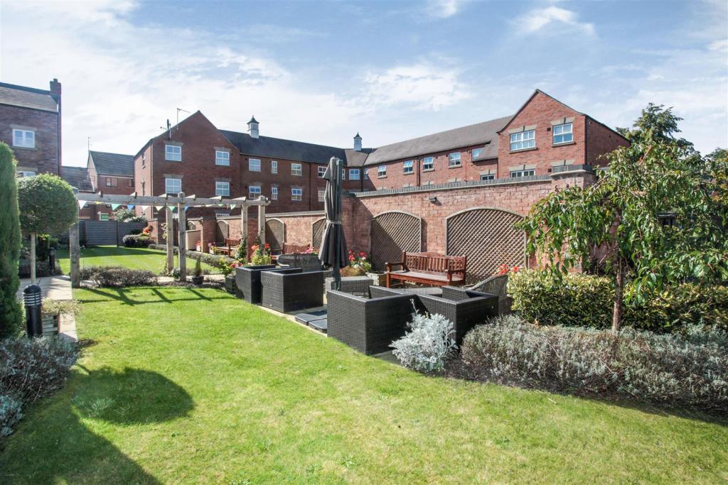 2 bedroom apartment for sale in St Clements Court, South Street