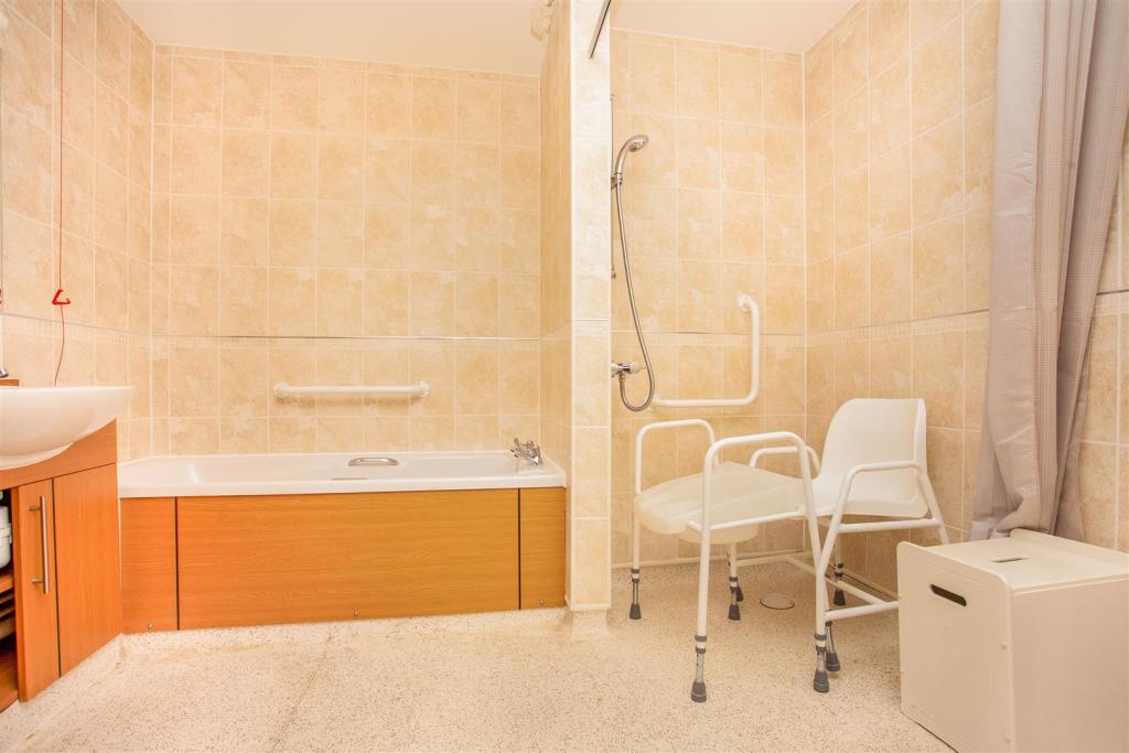 1 bedroom apartment for sale in Hilltree Court, 96 Fenwick Road, Giffnock, G46