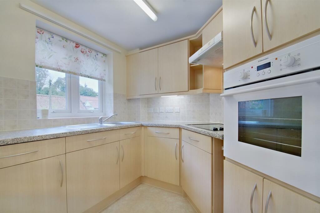 Additional property image - Coleridge Court, Clevedon, BS21 6FL