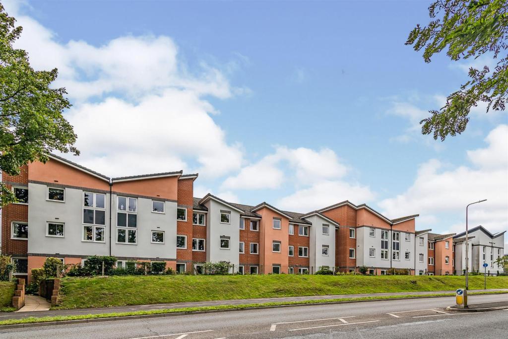 2 bedroom apartment for sale in Western Avenue, Newbury, Berkshire
