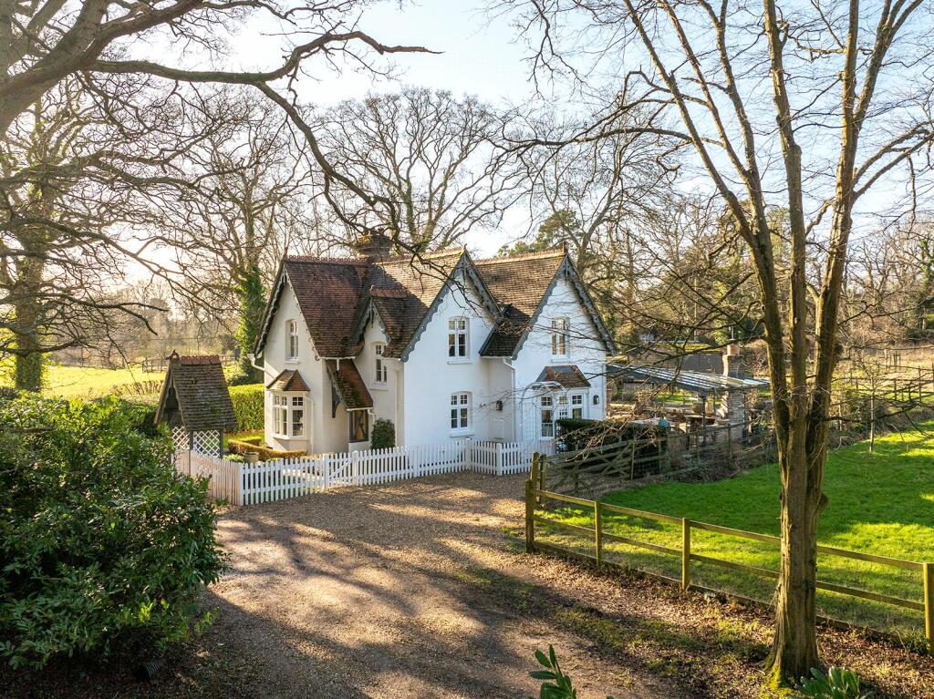 3 bedroom detached house for sale in Tutts Clump, Reading, Berkshire, RG7