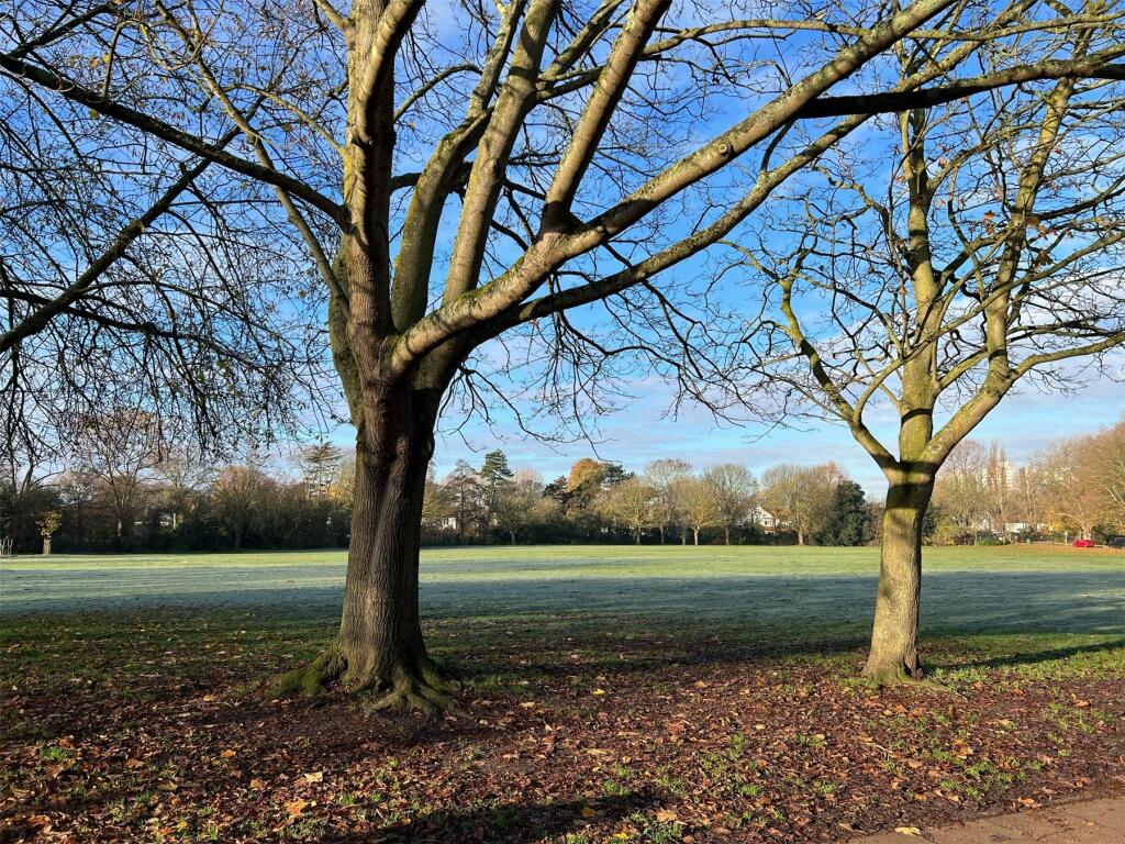 2 bedroom flat for sale in Moor Mead Road, St Margarets, Twickenham, TW1