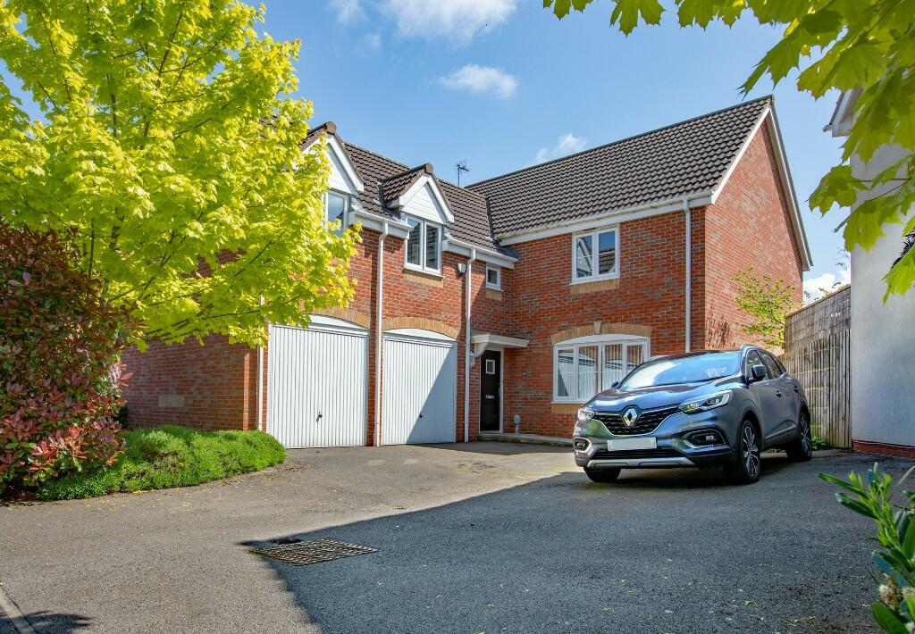 4 bedroom detached house for sale in The Causeway, Kingswood, Hull, East Riding Of Yorkshire, HU7