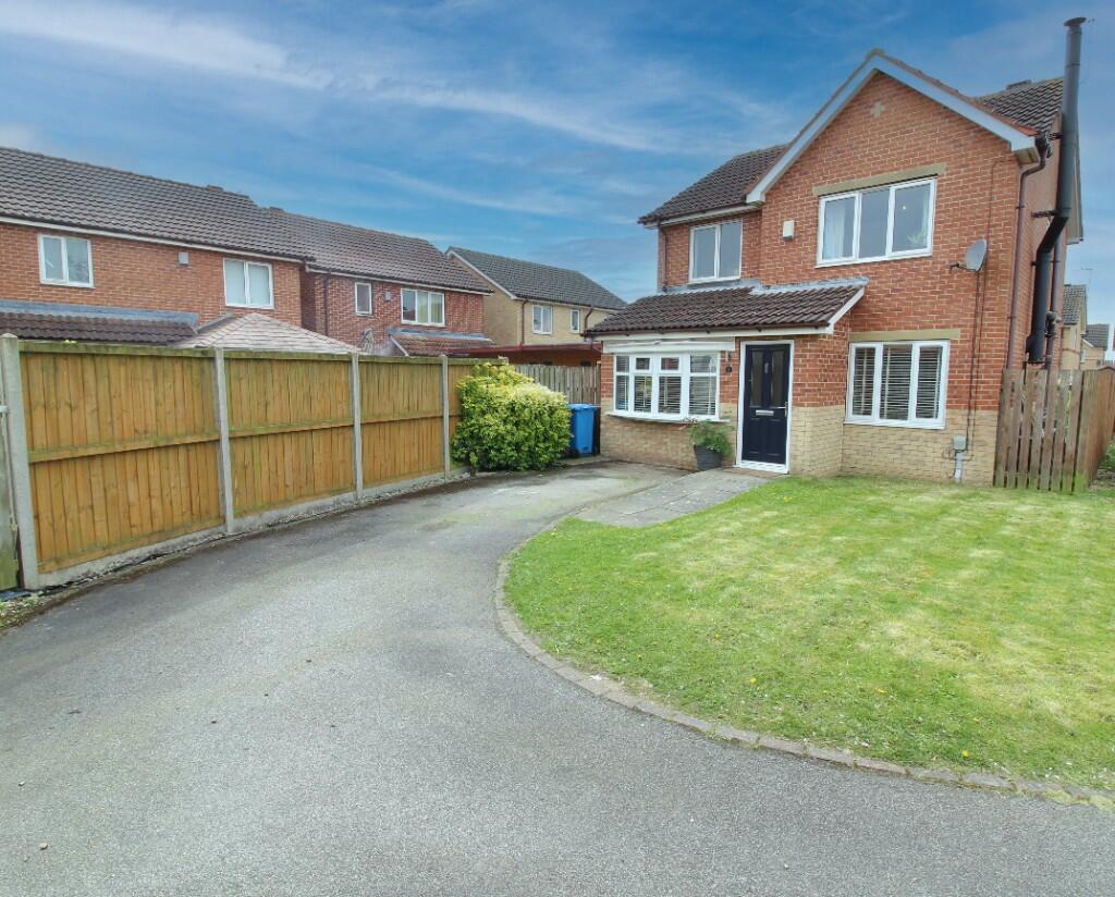 3 bedroom detached house for sale in Westbury Court, Kingswood, Hull