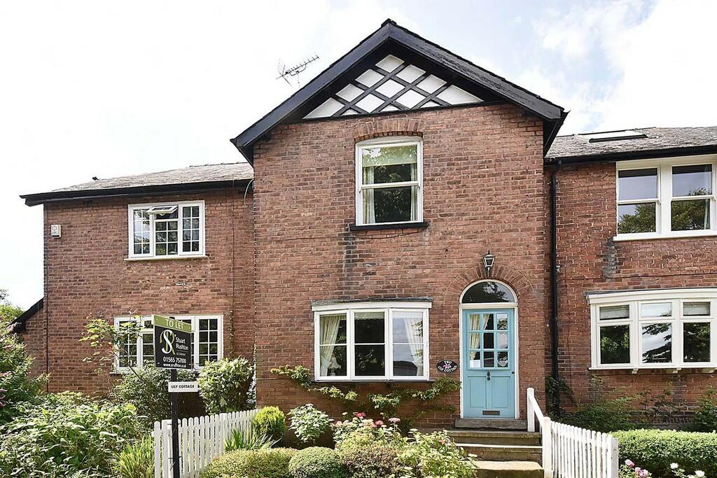 2 bedroom terraced house for rent in Moorside, Knutsford, WA16