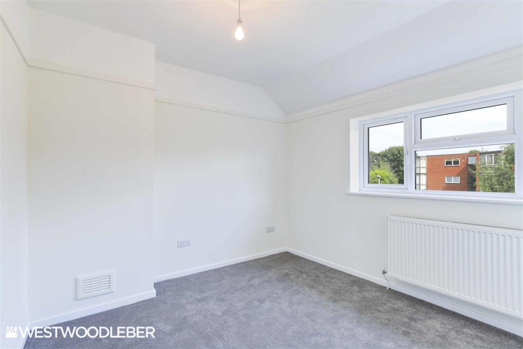 3 bedroom semidetached house for sale in Broxbourne WALKING DISTANCE