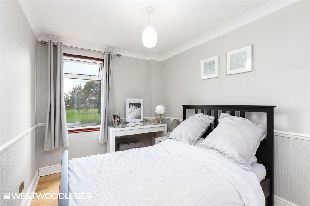 2 bedroom end of terrace house for sale in Cadmore Lane, Cheshunt, EN8