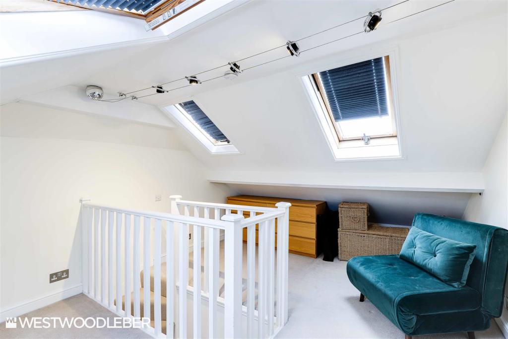 2 bedroom end of terrace house for sale in Cadmore Lane, Cheshunt, EN8