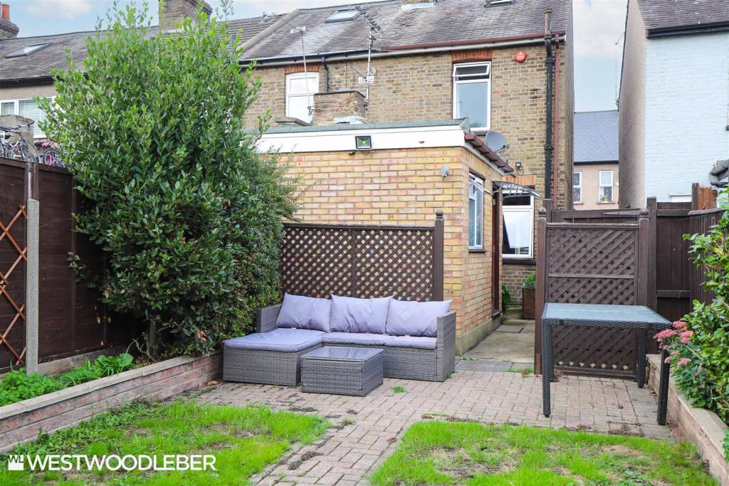 2 bedroom end of terrace house for sale in Cadmore Lane, Cheshunt, EN8