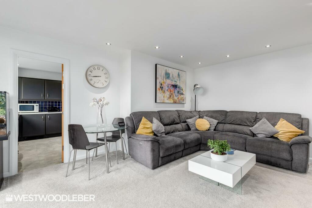 2 bedroom apartment for sale in High Road, Broxbourne, EN10