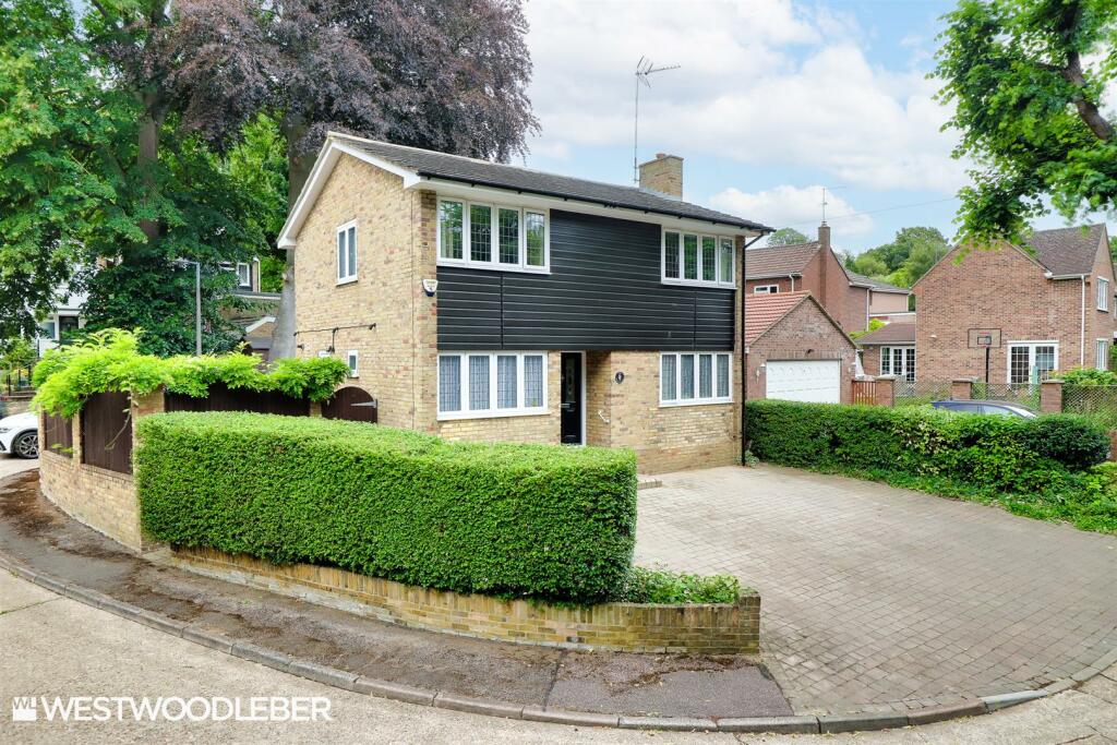4 bedroom detached house for sale in Widbury Gardens, Ware, SG12