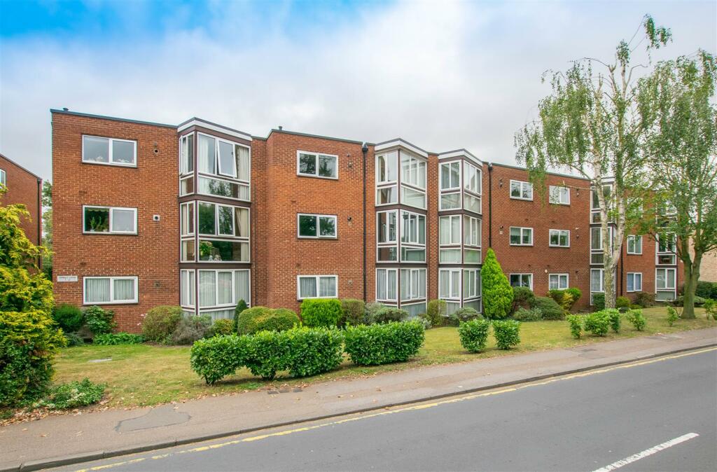 2 bedroom apartment for sale in Eversley Lodge, Park View, Hoddesdon, EN11
