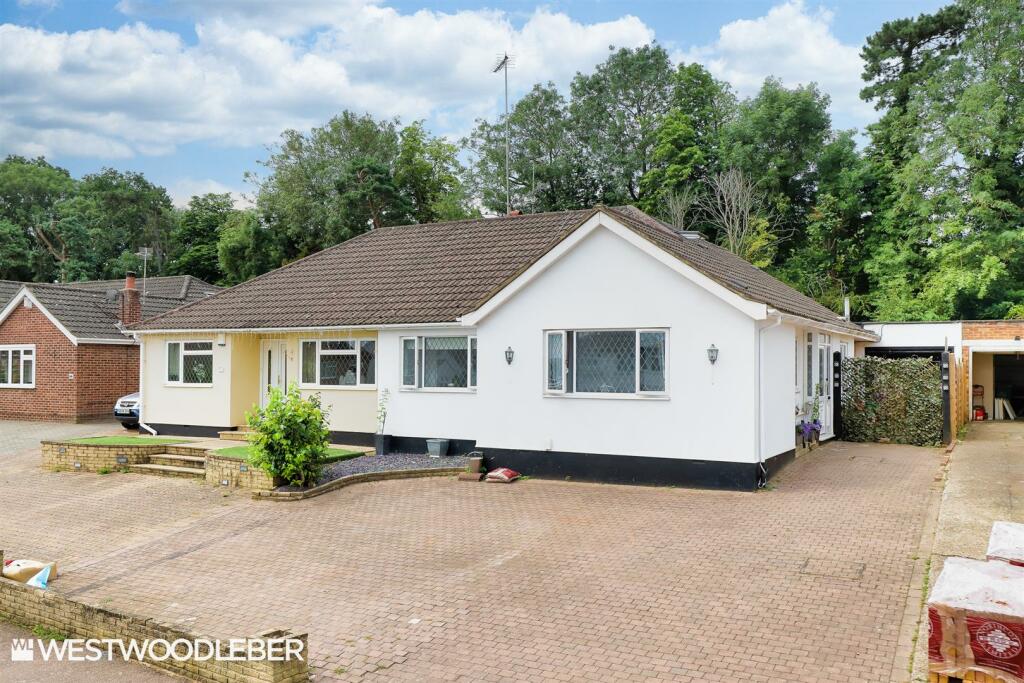 4 bedroom semidetached bungalow for sale in High Wood Road, Hoddesdon