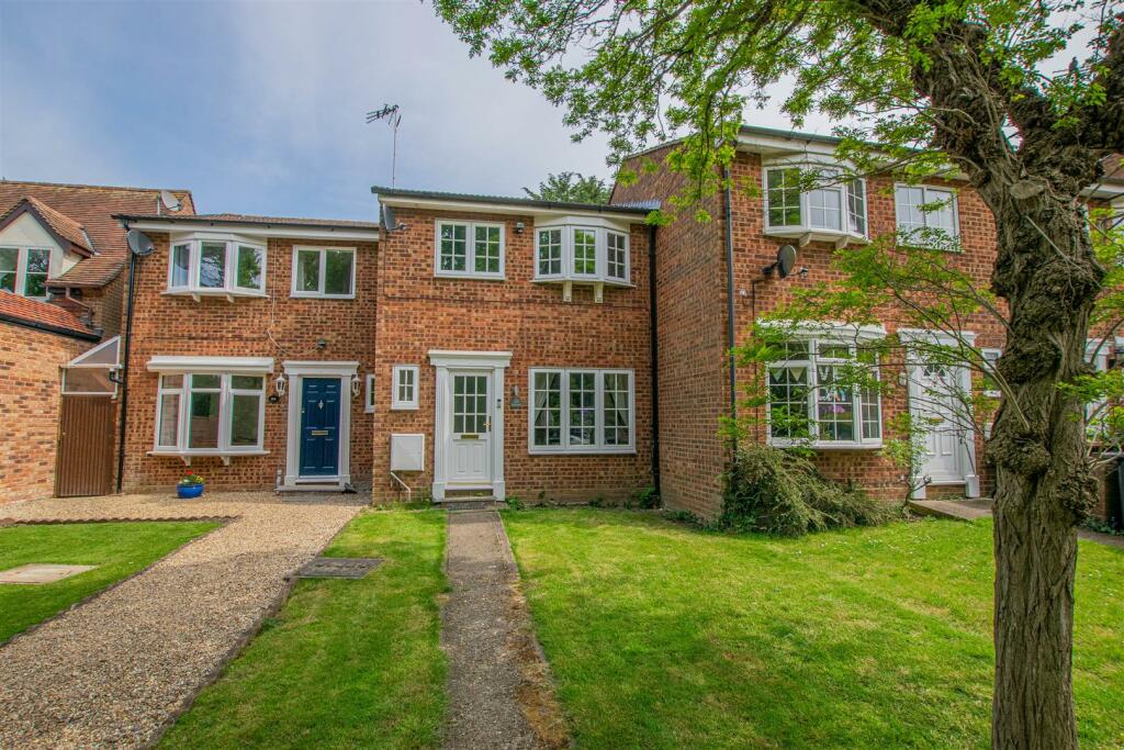 3 bedroom terraced house for sale in Heathgate, Hertford Heath
