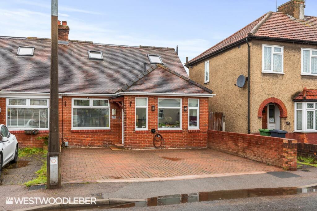 3 bedroom semidetached bungalow for sale in Fairfield Road, Hoddesdon