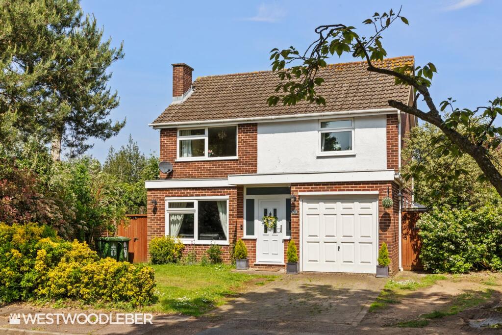 4 bedroom detached house for sale in Woodstock Road, Broxbourne, EN10