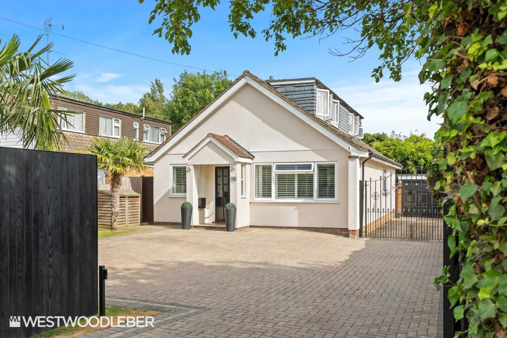 4 bedroom detached house for sale in Hoe Lane, Nazeing, EN9