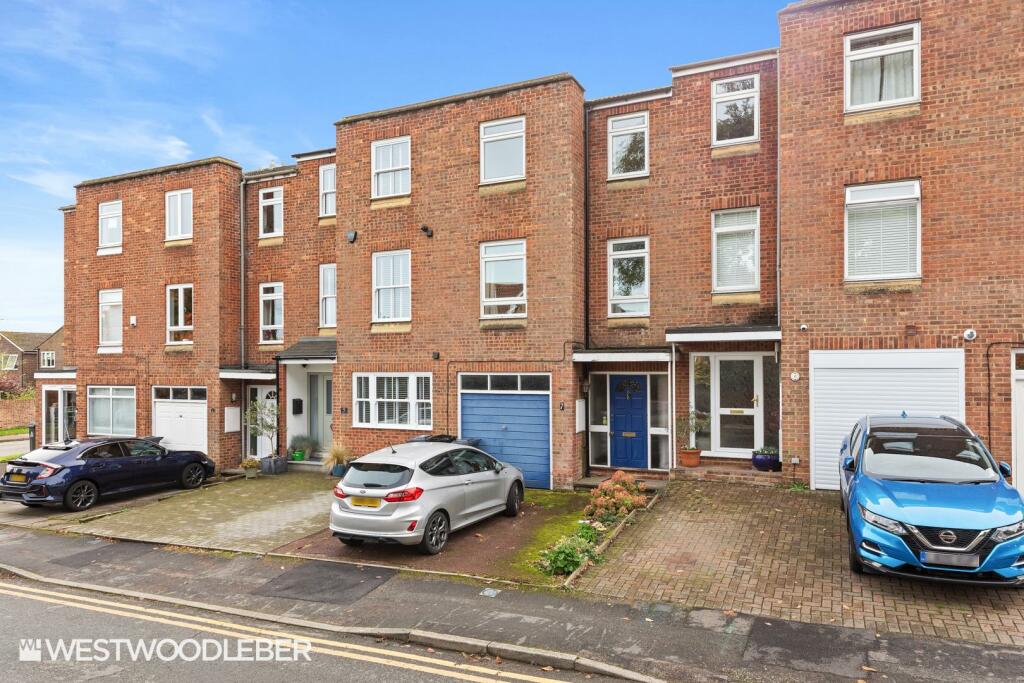 4 bedroom town house for sale in Esdaile Lane, Hoddesdon, EN11