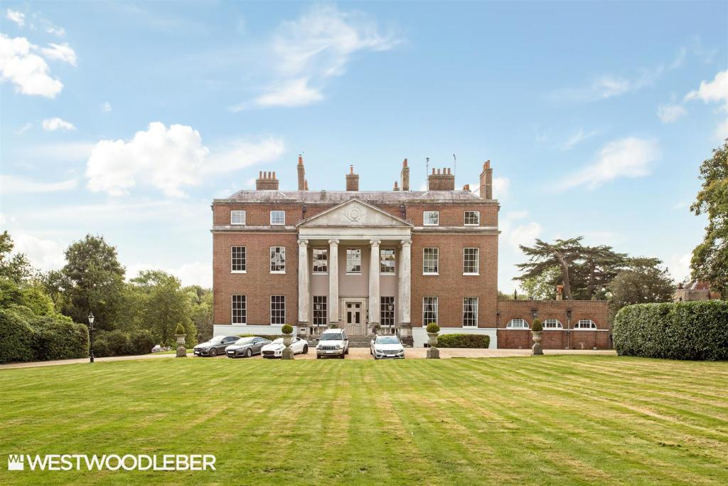 2 bedroom apartment for sale in Wormleybury Manor, Broxbourne WEALTH