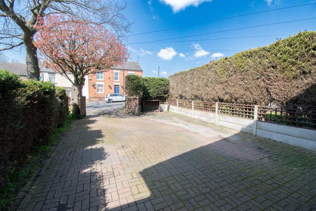 3 bedroom detached house for sale in Peasehill, Ripley, DE5