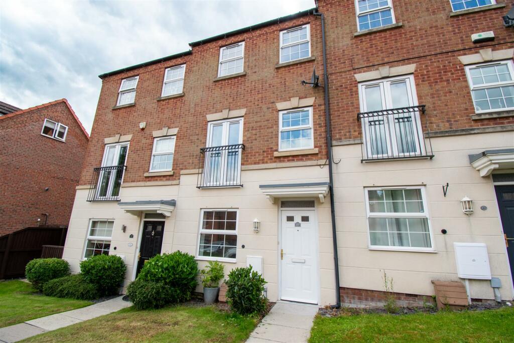 4 bedroom terraced house for sale in Poppyfields, Marehay, DE5