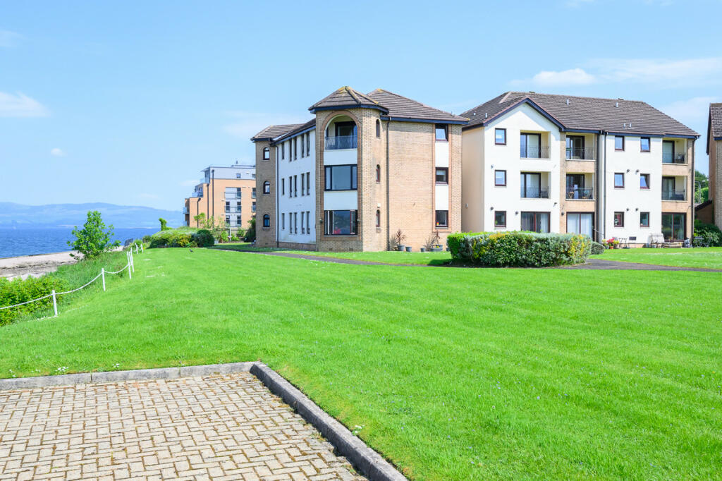 2 bedroom flat for sale in Battery Park Avenue, Greenock, PA16
