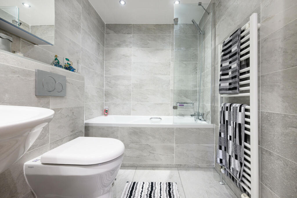 2 bedroom flat for sale in James Watt Way, Greenock, PA15