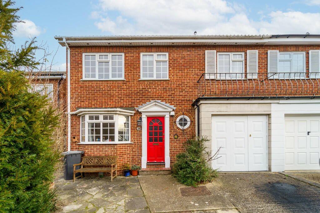 5 bedroom semidetached house for sale in Moorfields Close, Staines
