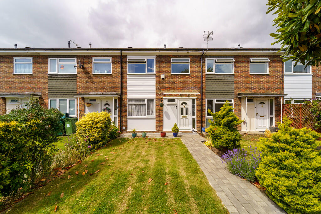 3 bedroom terraced house for sale in Garrick Close, StainesuponThames