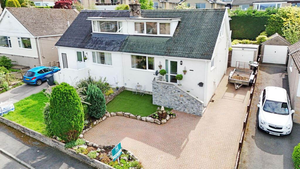 2 bedroom semidetached bungalow for sale in Plantation Avenue