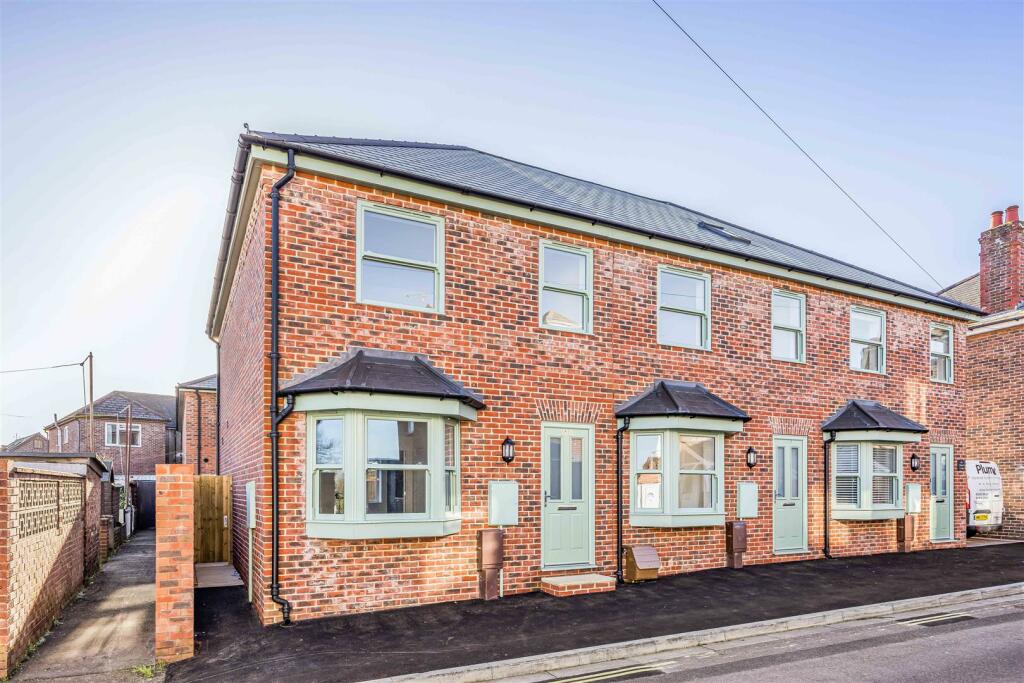 2 bedroom end of terrace house for sale in Palmers Road, Emsworth, PO10