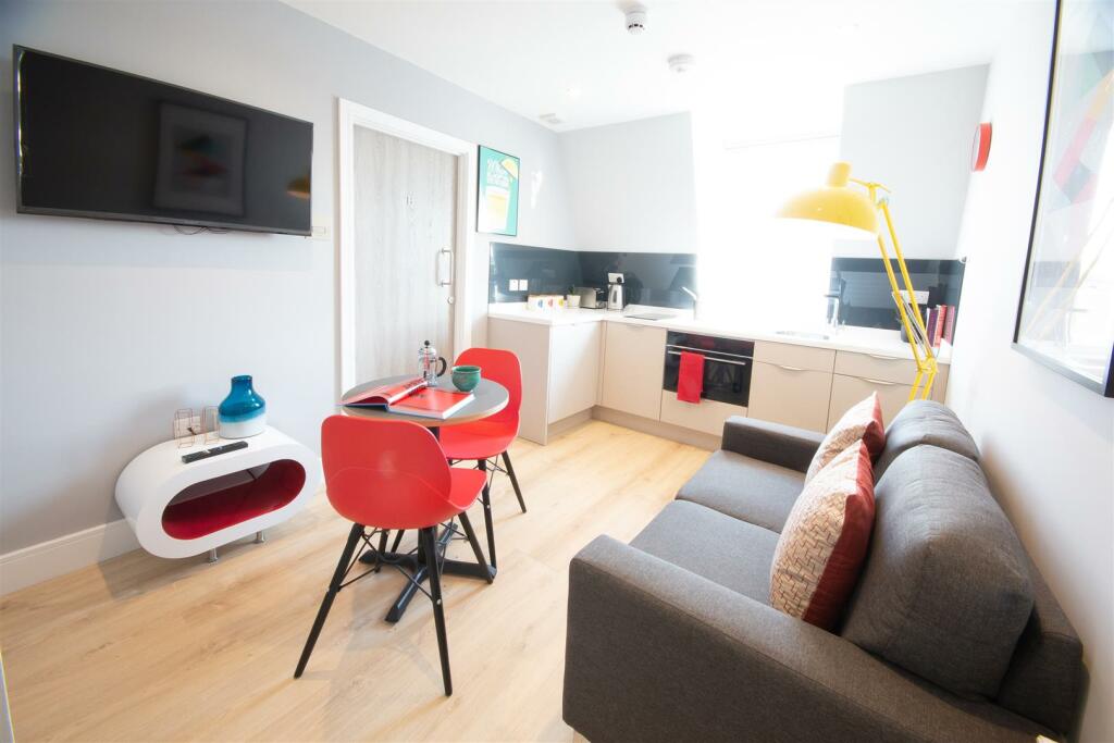 2 bedroom flat for rent in Lansdowne Street, PO5