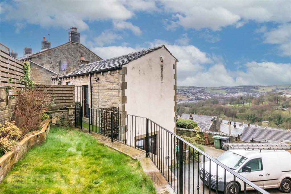 3 bedroom detached house for sale in Church Street, Golcar