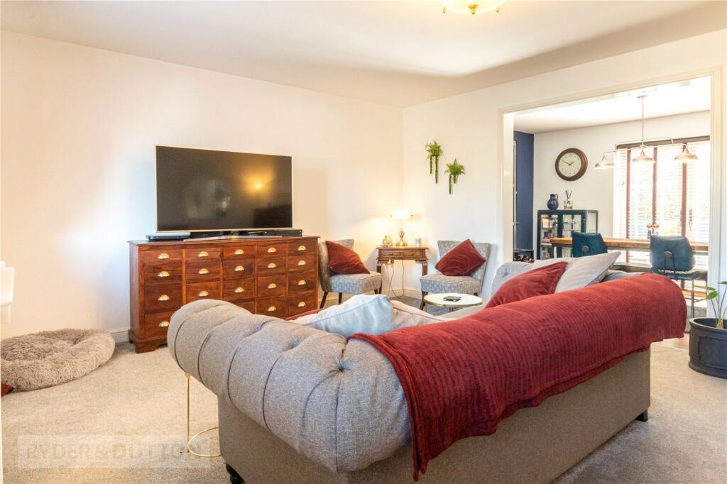 4 bedroom link detached house for sale in Linthwaite Croft, Linthwaite