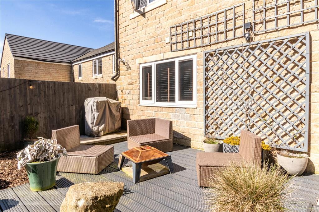 4 bedroom link detached house for sale in Linthwaite Croft, Linthwaite