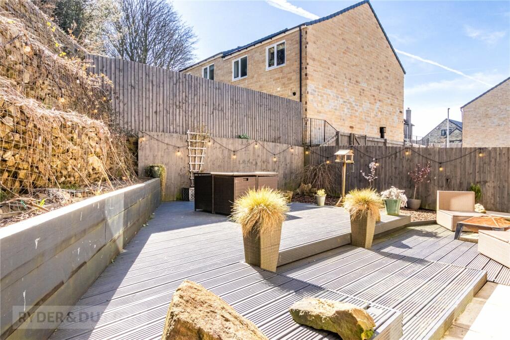 4 bedroom link detached house for sale in Linthwaite Croft, Linthwaite