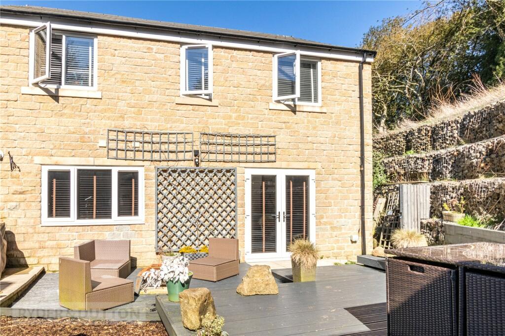 4 bedroom link detached house for sale in Linthwaite Croft, Linthwaite