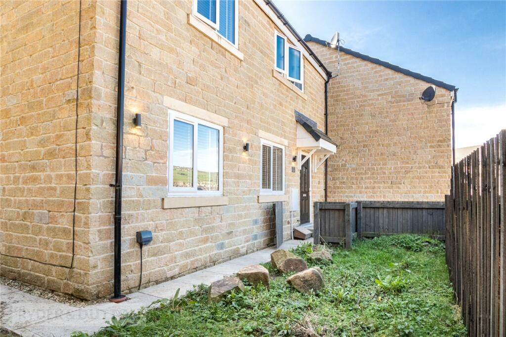 4 bedroom link detached house for sale in Linthwaite Croft, Linthwaite