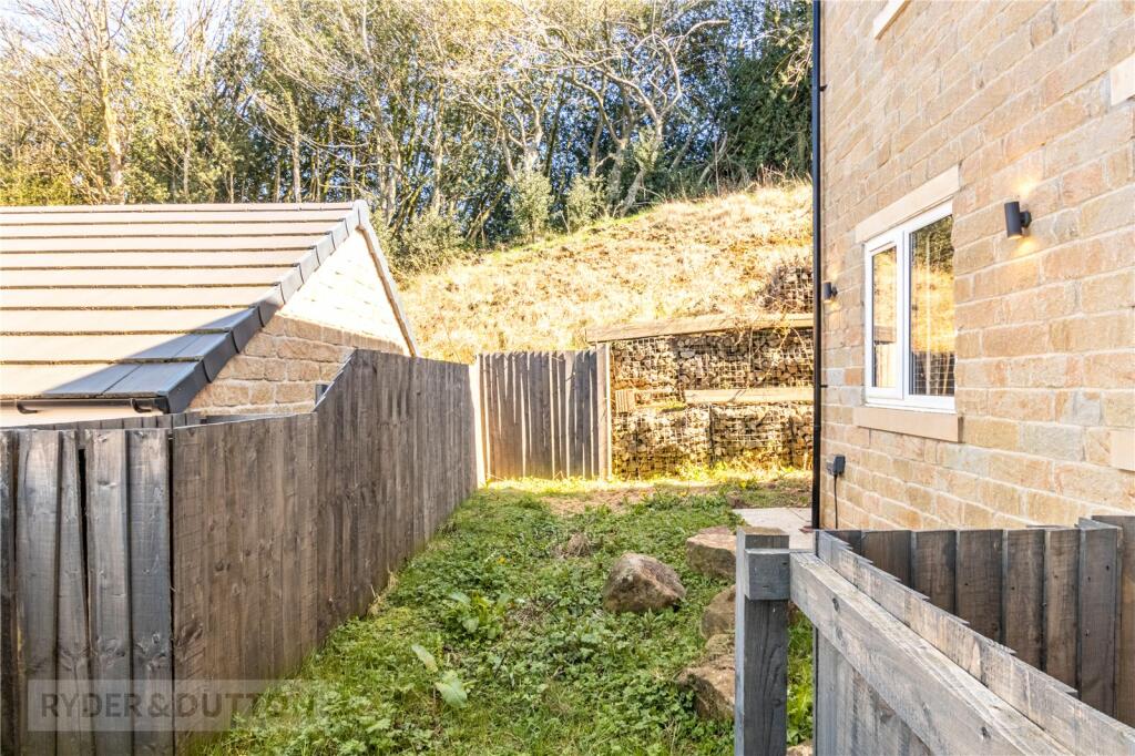 4 bedroom link detached house for sale in Linthwaite Croft, Linthwaite