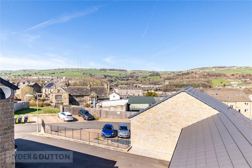4 bedroom link detached house for sale in Linthwaite Croft, Linthwaite