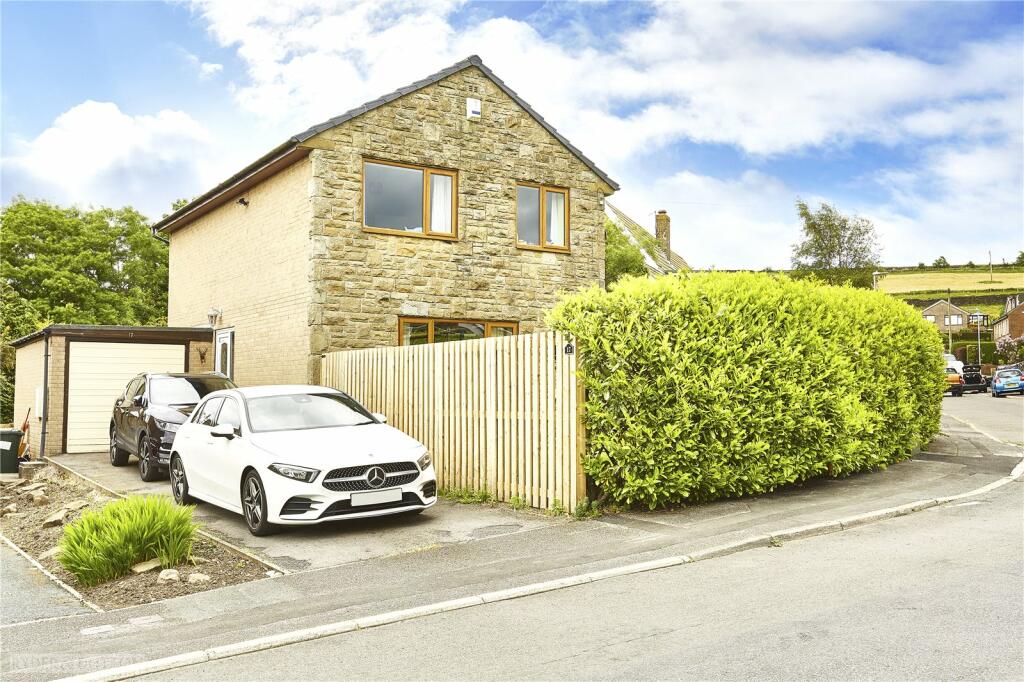 3 bedroom detached house for sale in Heights Drive, Linthwaite
