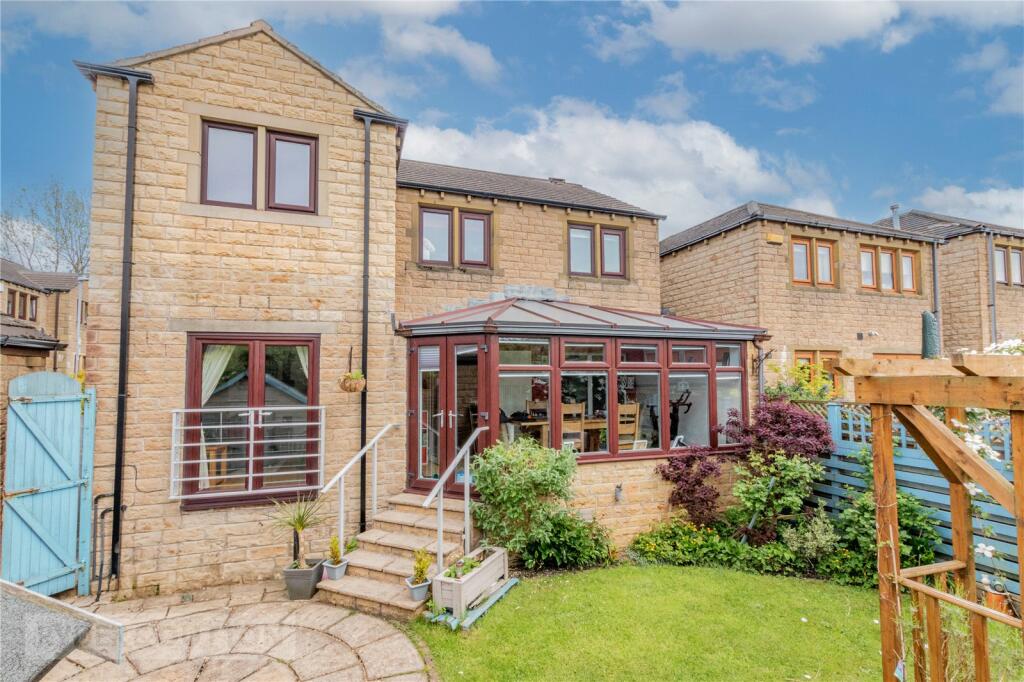 4 bedroom link detached house for sale in Pennine Gardens, Linthwaite