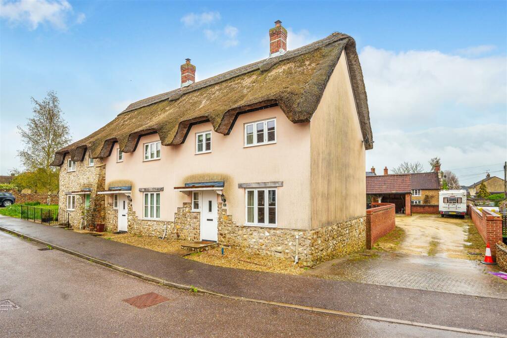 2 bedroom end of terrace house for sale in Standerwick Orchard