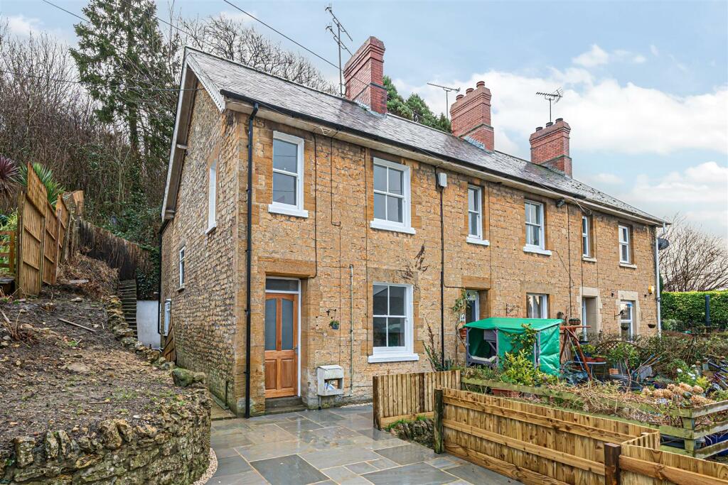 2 bedroom end of terrace house for sale in North Street, Crewkerne