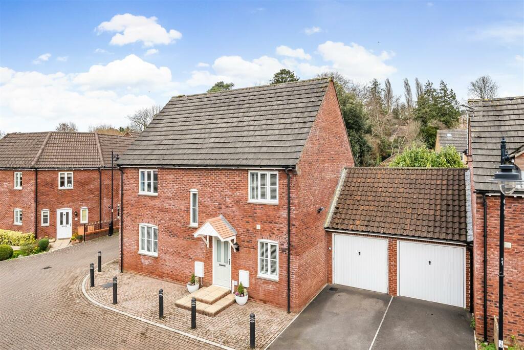 4 bedroom detached house for sale in Lower Meadow, Ilminster, TA19