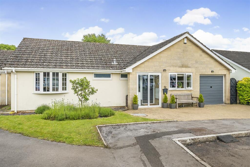 3 bedroom detached bungalow for sale in Lamparts Way, Broadway