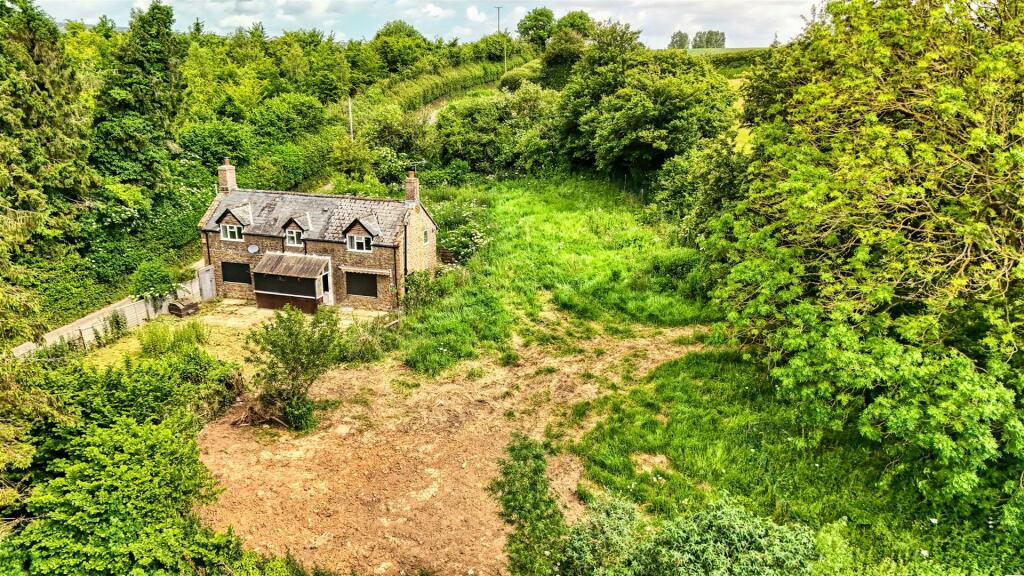 2 bedroom detached house for sale in Hurcott, Ilminster, TA19