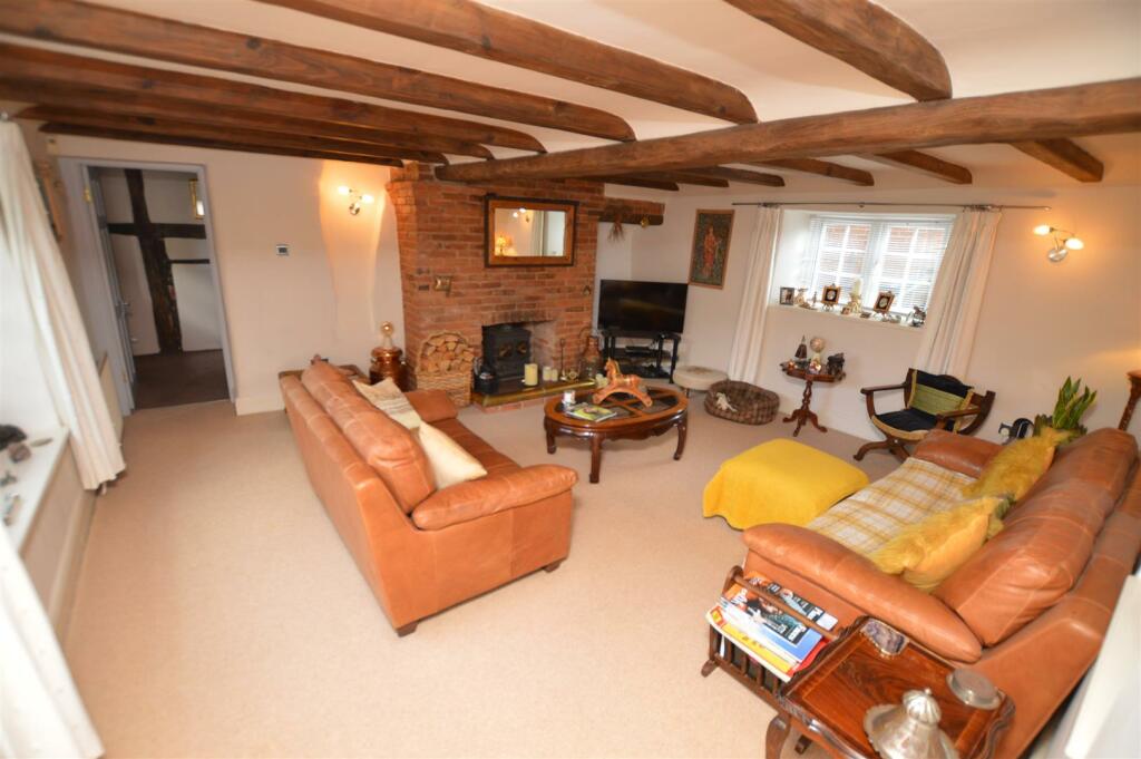 4 bedroom semidetached house for sale in Stud Farm, Cross street